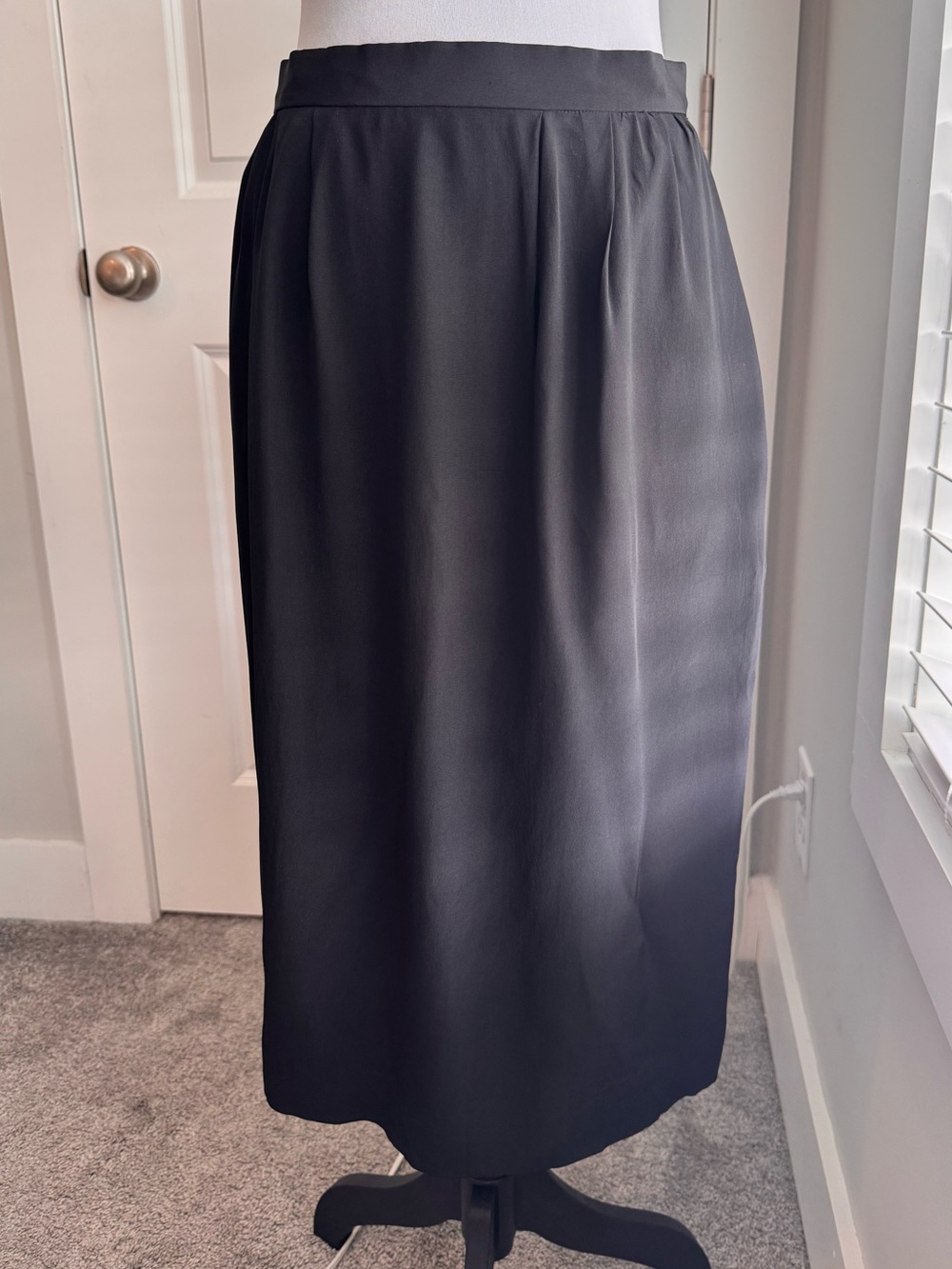 Classic Black Midi Skirt - Unbranded